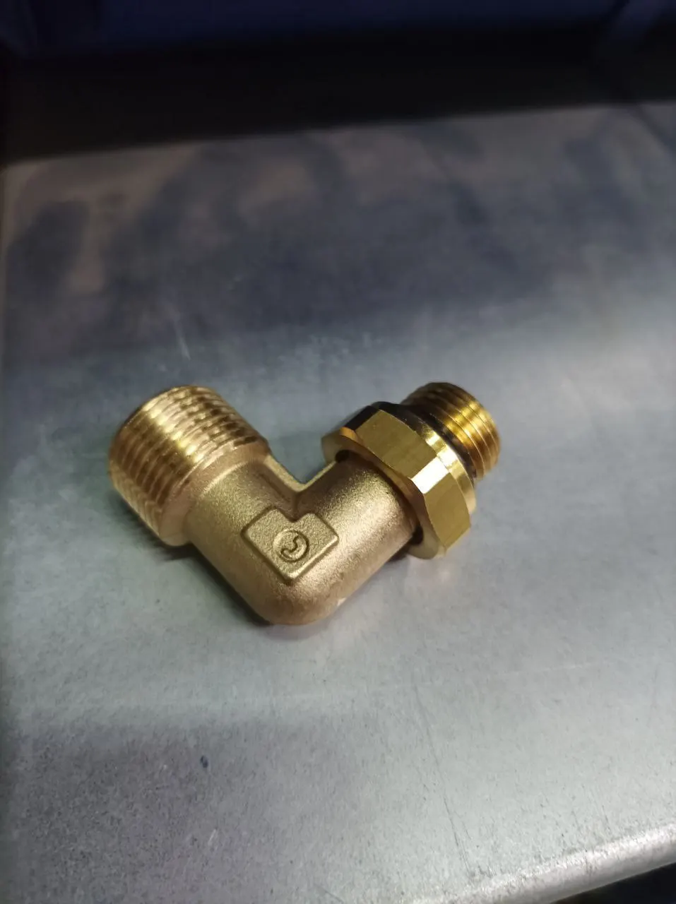 GAZ D2012М20Х15М16Х15 ФИТИНГ УГЛОВОЙ