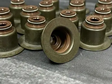 Cummins 4976170 Колпачок маслоотражательный